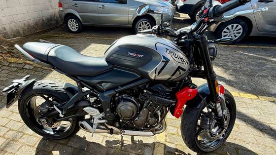 TRIUMPH TRIDENT 660 